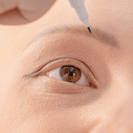 Feutre microblading pour combler et redessiner vos sourcils - MÊME Cosmetics