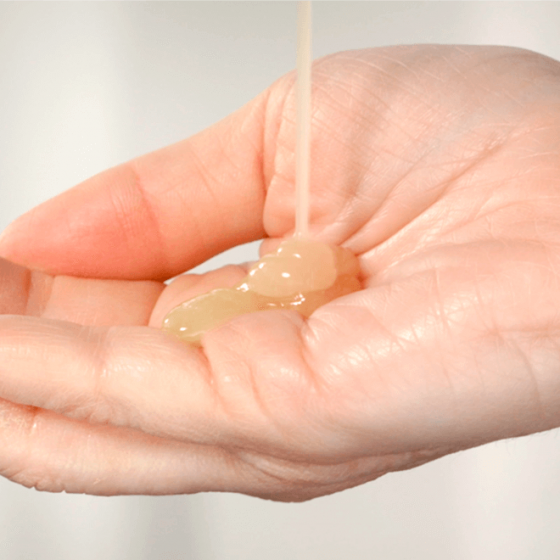 Le Soin lavant et fortifiant pour les cheveux enrichi en actifs naturels pour favoriser la repousse - MÊME Cosmetics