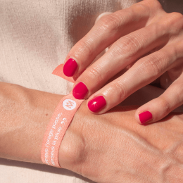 Le Vernis à ongles biosourcé framboise pour protéger les ongles des UV - MÊME Cosmetics