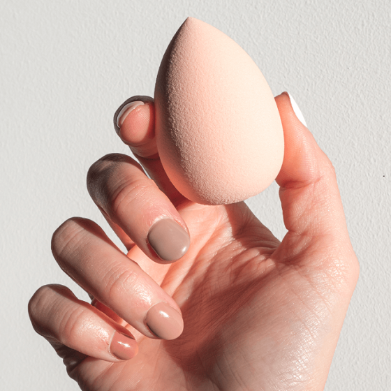 The make-up sponge, the perfect accessory for applying your BB cream - MÊME Cosmetics