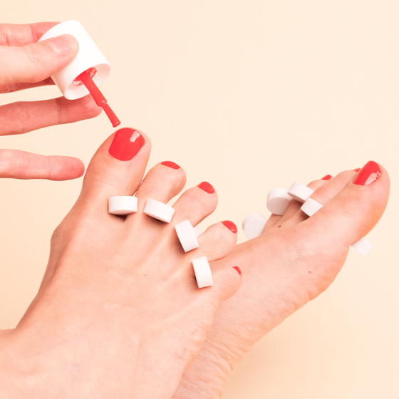 Toe separator to spread your toes and facilitate the application of nail polish - MÊME Cosmetics