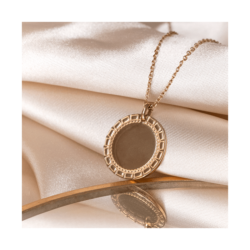 Collier Emma & Chloé en acier inoxydable offert dès 70€ d'achats sur le site de Même - MÊME Cosmetics