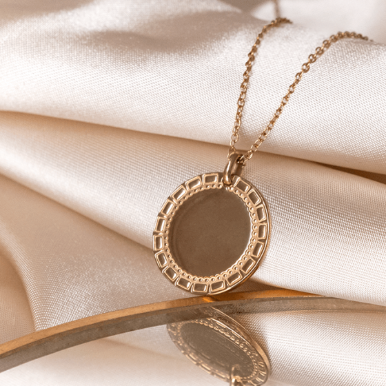Collier Emma & Chloé en acier inoxydable offert dès 70€ d'achats sur le site de Même - MÊME Cosmetics