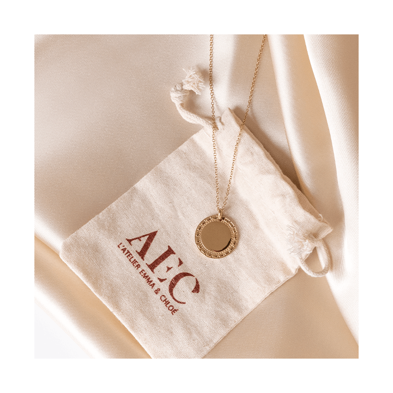 Médaillon et chaîne en acier inoxydable dorés à l'or fin 18 carats - MÊME Cosmetics