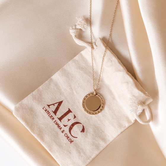 Médaillon et chaîne en acier inoxydable dorés à l'or fin 18 carats - MÊME Cosmetics