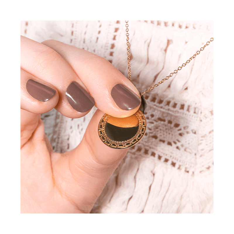 Vernis au silicium couleur taupe pour protéger les ongles abîmés par les traitements - MÊME Cosmetics