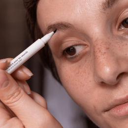 Eyeliner feutre sourcils waterproof - MÊME Cosmetics