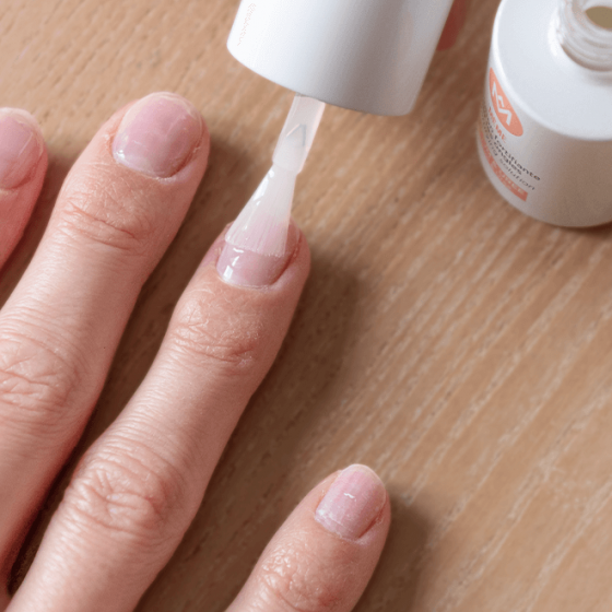 La solution fortifiante prend soin de vos ongles fragilisés par les traitements - MÊME Cosmetics