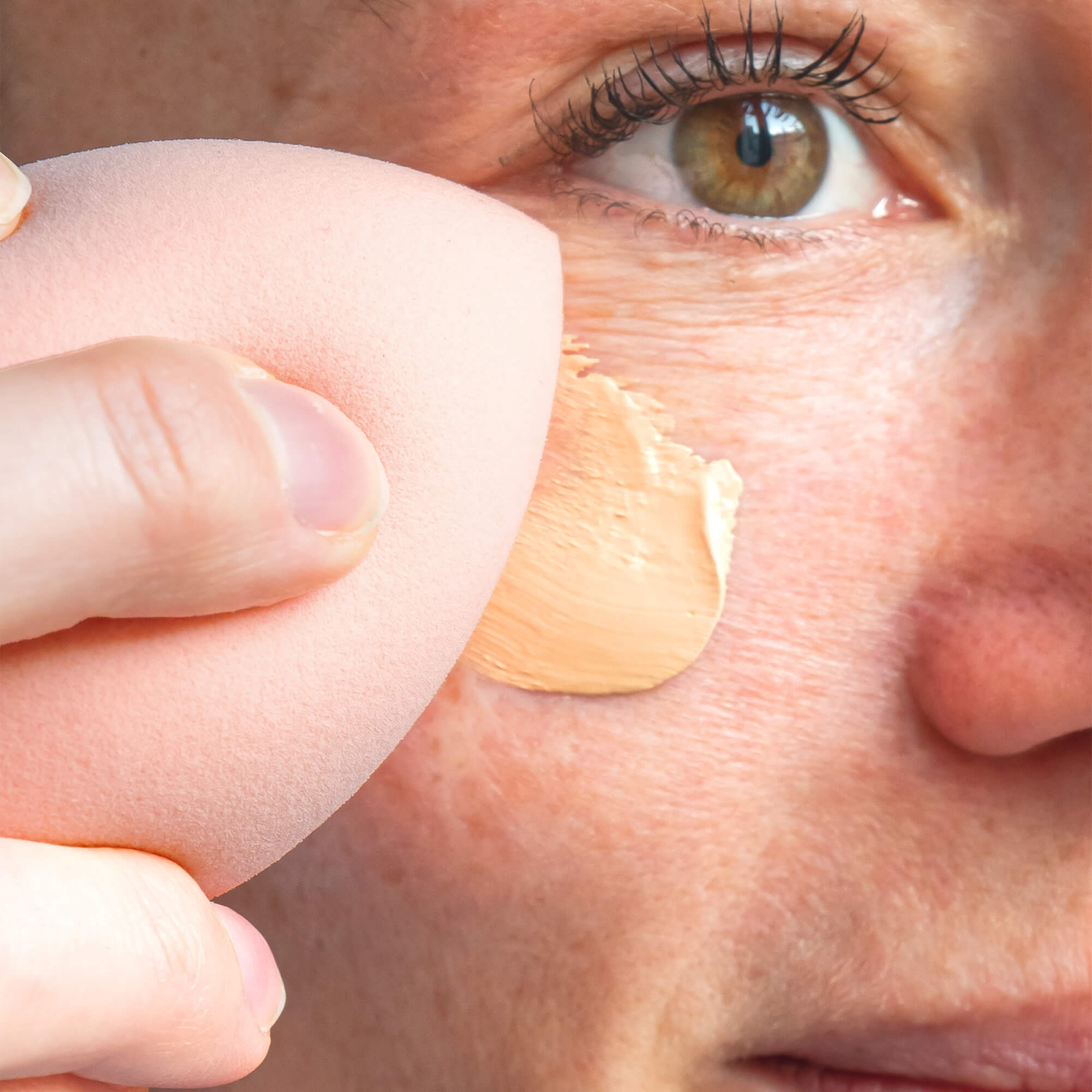 Make-up sponge to apply BB cream - MÊME Cosmetics