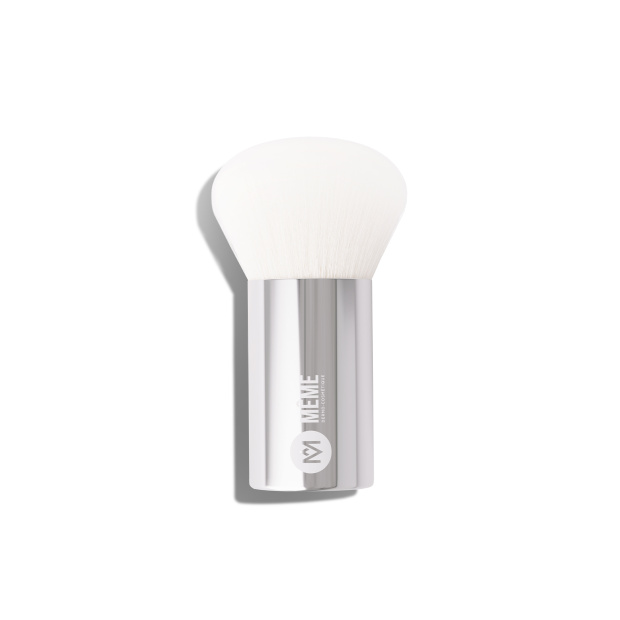 Mini Pinceau Kabuki MÊME avec poils synthétiques et manche en aluminium - MÊME Cosmetics
