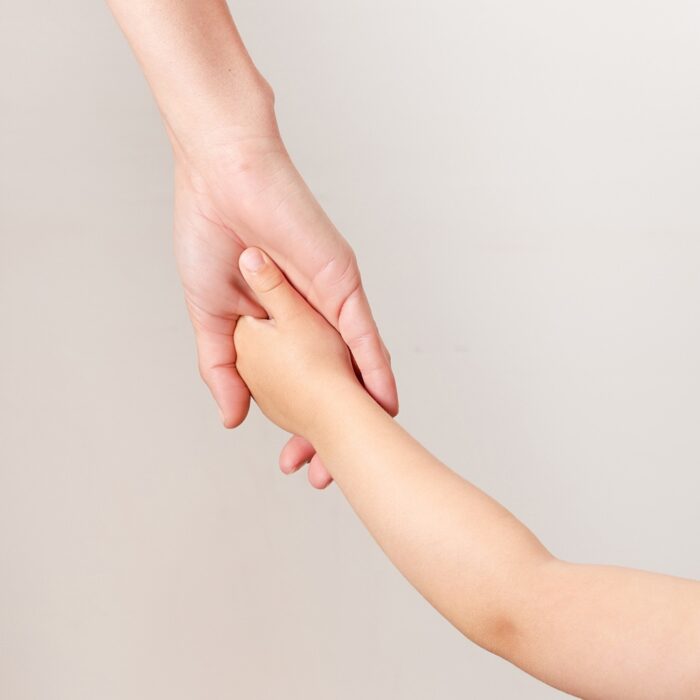 Mains sèches ou abîmées : comment les soigner face à l’hiver ?