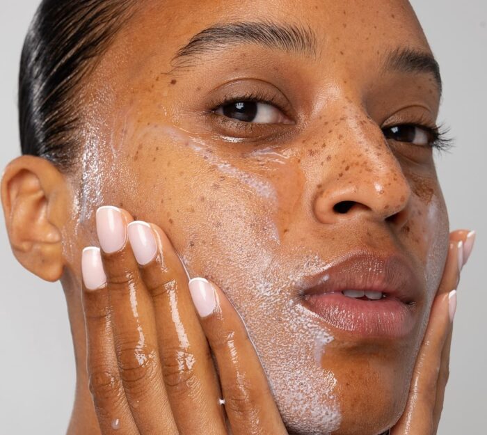 Nos astuces pour bien démaquiller sa peau fragile sans l’agresser