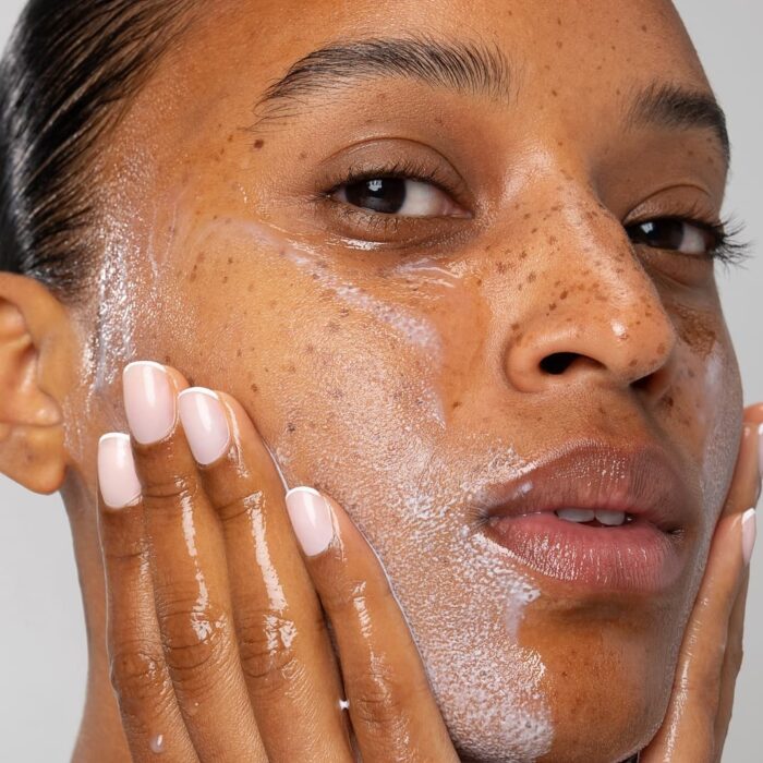 Les secrets d’une peau éclatante : 5 astuces à intégrer dans votre routine