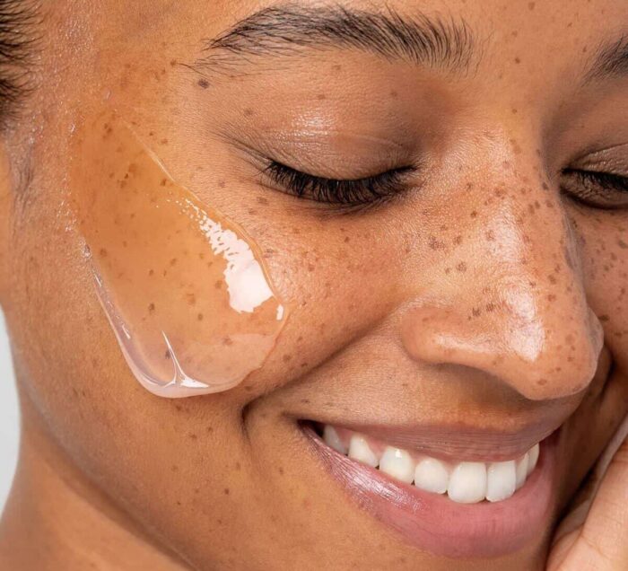 4 erreurs démaquillage à éviter de toute urgence