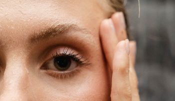 Radiothérapie et cancer tête/cou : les effets sur cils et sourcils