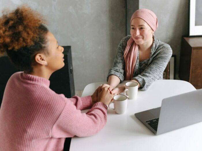 Être présent sans s’effacer : nos conseils pour prendre soin de soi quand on soutient un proche