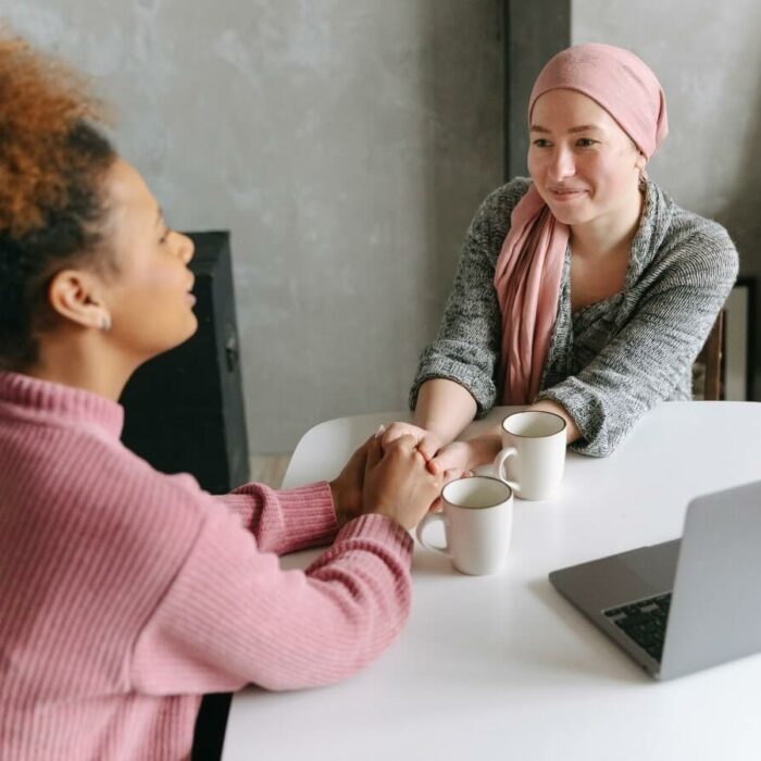Être présent sans s’effacer : nos conseils pour prendre soin de soi quand on soutient un proche
