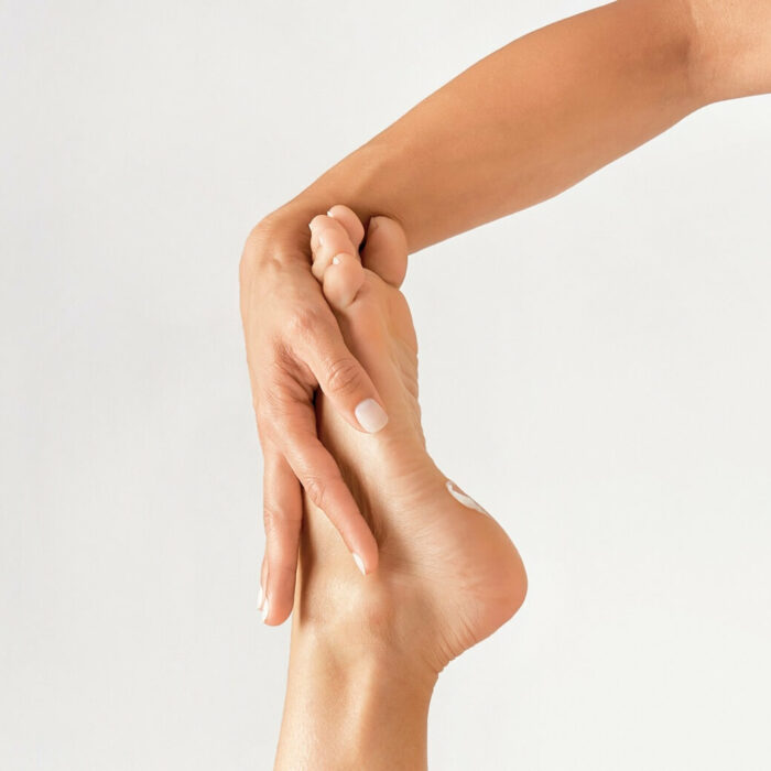 Mains et pieds secs & abîmés : comment lutter contre les fissures et crevasses ?