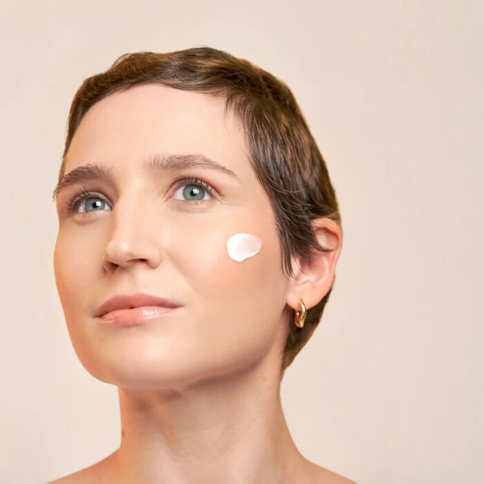 Crème solaire avant ou après les soins hydratants ? L&rsquo;ordre qui change tout