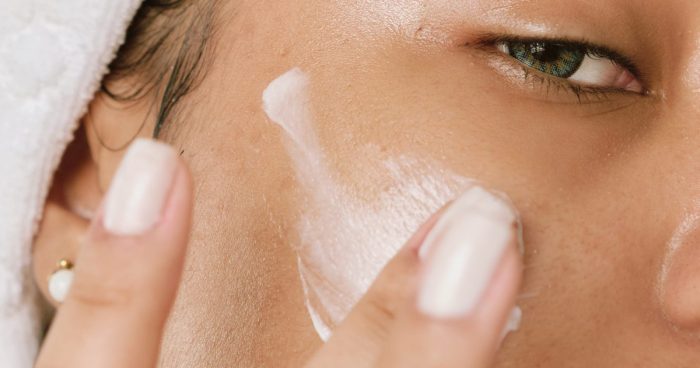 Peau qui tiraille : causes, signaux et soins pour retrouver le confort
