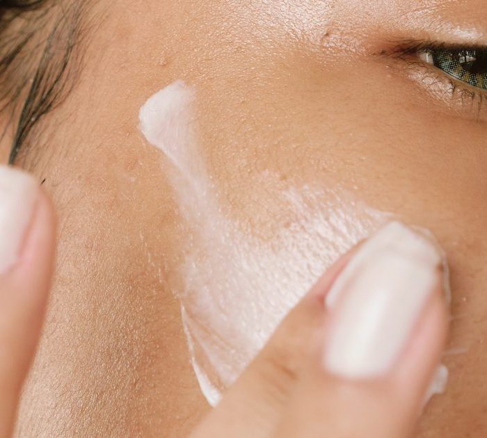 Peau qui tiraille : causes, signaux et soins pour retrouver le confort